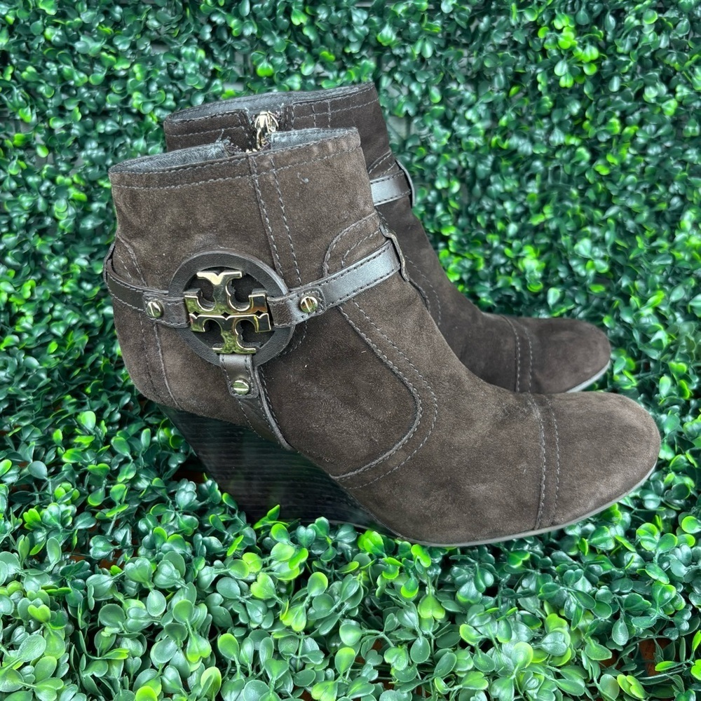 TORY BUTCH AADEN SUEDE ANKLE WEDGES WITH GOLD-LOGO EMBLEM  SIZE 8 WOMAN